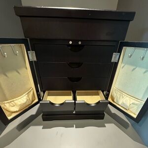Gorgeous Solid Oak Jewellery Cabinet!